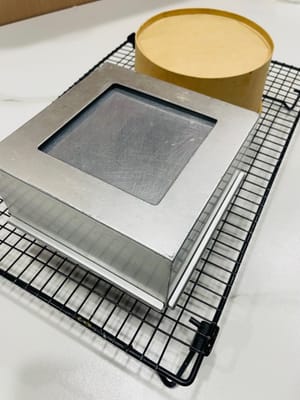 Horneado: Precaliente el horno a 130-150 °C. Coloque el molde en la rejilla inferior y hornee durante 60 minutos. Si se dora demasiado rápido, cúbralo con papel de aluminio a la mitad del tiempo de cocción para evitar que se queme (la temperatura de los hornos varía, así que ajústela ligeramente según sea necesario).

Una vez horneado, golpee el molde inmediatamente para liberar el aire y luego inviértalo sobre una rejilla para que se enfríe por completo antes de desmoldar y cortar en porciones.