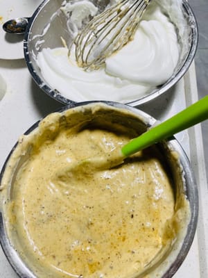 Mezclar la masa: Primero, toma 1/3 de las claras de huevo e incorpóralas a la mezcla de pasta de dátiles. Después de mezclar bien, vierte el resto de nuevo en el recipiente con las claras de huevo restantes e incorpóralas suavemente con movimientos envolventes para evitar que la masa se baje.