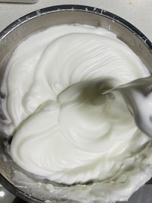 Batir claras de huevo: Añadir el zumo de limón y la maicena al bol con las claras. Añadir el azúcar a las claras en 3 tandas y batir con una batidora eléctrica hasta que se formen picos firmes (los picos deben mantenerse erguidos al levantar las varillas).