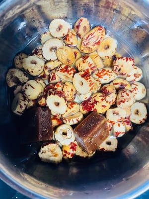 Pasta de dátiles: Añade los dátiles picados y el azúcar moreno a una olla con 200 ml de agua. Cocina a fuego lento durante 5 minutos, luego retira del fuego y deja enfriar.

Vierte los dátiles fríos y el líquido en una licuadora y licúa hasta obtener una pasta de dátiles.