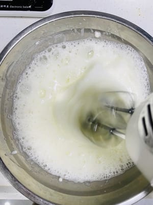 Batir claras de huevo: Añadir el zumo de limón y la maicena al bol con las claras. Añadir el azúcar a las claras en 3 tandas y batir con una batidora eléctrica hasta que se formen picos firmes (los picos deben mantenerse erguidos al levantar las varillas).