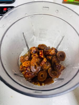 Pasta de dátiles: Añade los dátiles picados y el azúcar moreno a una olla con 200 ml de agua. Cocina a fuego lento durante 5 minutos, luego retira del fuego y deja enfriar.

Vierte los dátiles fríos y el líquido en una licuadora y licúa hasta obtener una pasta de dátiles.