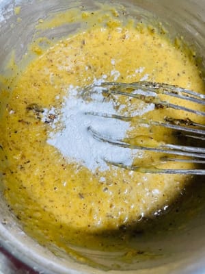 Agregar la harina y mezclar la masa: Tamizar la harina para pasteles, agregar las nueces picadas, el polvo para hornear y el bicarbonato de sodio, y mezclar hasta que no queden partículas de harina seca (puede omitir el polvo para hornear y el bicarbonato de sodio si no le gustan los agentes leudantes).