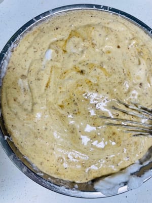 Mezclar la masa: Primero, toma 1/3 de las claras de huevo e incorpóralas a la mezcla de pasta de dátiles. Después de mezclar bien, vierte el resto de nuevo en el recipiente con las claras de huevo restantes e incorpóralas suavemente con movimientos envolventes para evitar que la masa se baje.