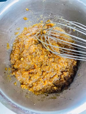 Pasta de dátiles: Añade los dátiles picados y el azúcar moreno a una olla con 200 ml de agua. Cocina a fuego lento durante 5 minutos, luego retira del fuego y deja enfriar.

Vierte los dátiles fríos y el líquido en una licuadora y licúa hasta obtener una pasta de dátiles.