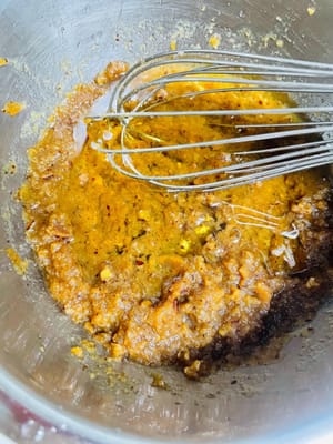 Vierta 60 g de aceite de maíz en la pasta de dátiles y bata hasta que se integren bien.