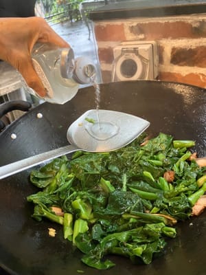 加入酒和糖，继续翻炒一分钟。如果太干，可以加点水。