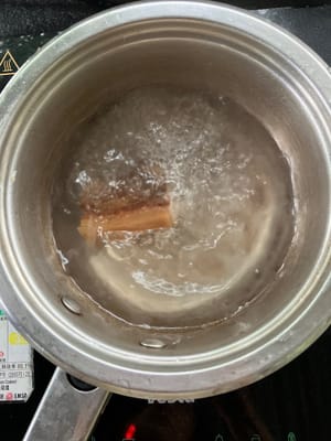 将猪肉煮1分钟，去除浮渣