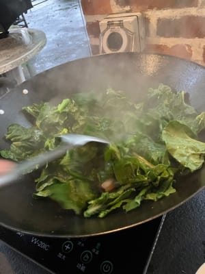 添加叶子并继续搅拌。