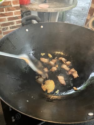 将姜和猪肉炒约 1 分钟，直至散发出香味。