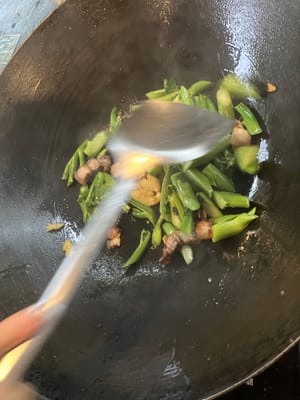 添加茎并不断搅拌。
