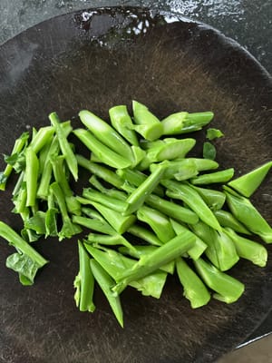 将茎放在一起。