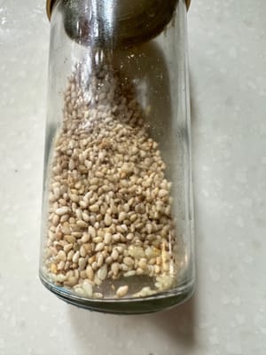 芝麻粒一茶匙。