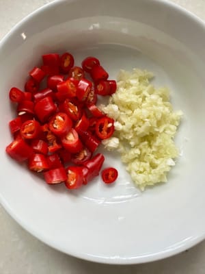 Chop the chili pepper and garlic and set aside.