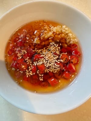 Seasoning sauce, chili pepper, minced garlic, soy sauce, a little salt, oyster sauce, sesame oil, sugar, sesame seeds, and red chili oil, mix well and set aside.