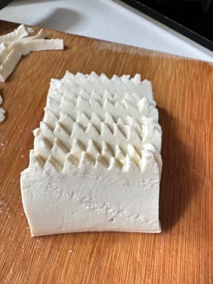 to slice thinly with a top knife.