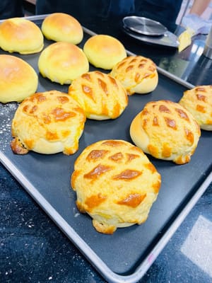 Mix all the pastry ingredients evenly (when I took the dim sum chef exam, I was tested on pineapple buns! This is my second time making it because I was discouraged by the additives, but I wanted to make a crumbly pastry. It took me a long time to come up with this recipe. Attached are 2 pictures of my work for your reference)