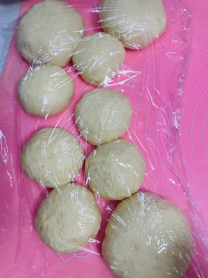 Divide the risen dough into 70g pieces, roll them into balls, cover with plastic wrap and relax for 15 minutes (to allow the gluten to rest and facilitate subsequent operations).