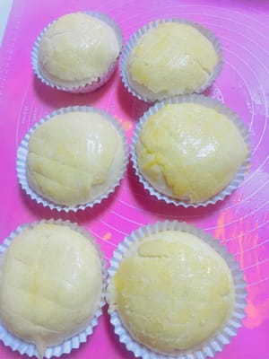 Use a bamboo stick to lightly score diamond-shaped grids (authentic Hong Kong-style pineapple buns don’t actually have scoring, it depends on your personal preference)