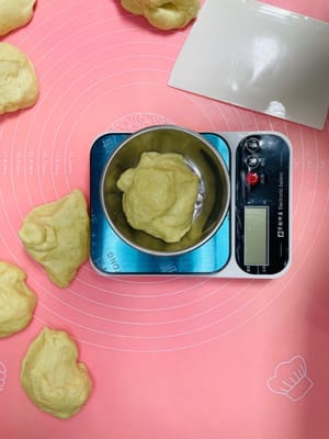 Divide the risen dough into 70g pieces, roll them into balls, cover with plastic wrap and relax for 15 minutes (to allow the gluten to rest and facilitate subsequent operations).