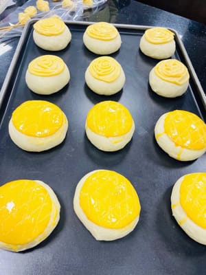 Mix all the pastry ingredients evenly (when I took the dim sum chef exam, I was tested on pineapple buns! This is my second time making it because I was discouraged by the additives, but I wanted to make a crumbly pastry. It took me a long time to come up with this recipe. Attached are 2 pictures of my work for your reference)
