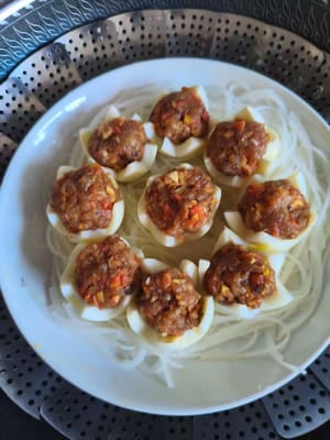 Colocar los fideos remojados en un plato, agregar el frangipani, tapar y cocinar al vapor a fuego alto durante 15 minutos.