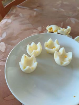 Cocer al vapor los huevos, pelarlos, cortar los extremos para que sea más fácil arreglarlos, sacar la yema, cortar la clara en forma de engranaje y poner los ingredientes preparados.