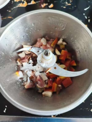 Masukkan ke dalam penggiling daging, tambahkan 5 gram tepung maizena, 8 gram saus tiram, 10 mililiter kecap asin, dan 2 gram garam, lalu campurkan hingga menjadi pasta.