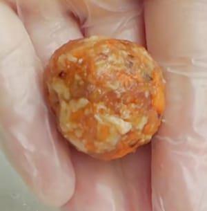 amasar hasta formar bolitas pequeñas