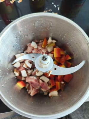 Carne, champiñones frescos y zanahorias cortadas en cubos pequeños.