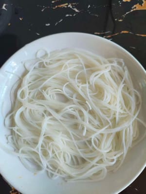 taruh bihun yang sudah direndam di atas piring, tambahkan bunga kamboja, tutup dan kukus dengan api besar selama 15 menit.