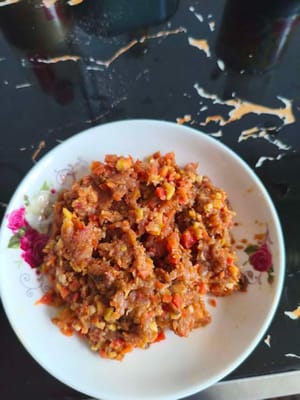 Póngalo en una picadora de carne, agregue 5 gramos de almidón de maíz, 8 gramos de salsa de ostras, 10 mililitros de salsa de soja y 2 gramos de sal y mézclelos hasta formar una pasta.
