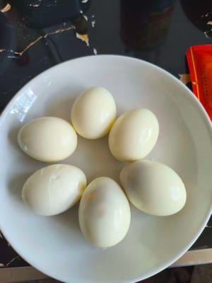 kukus telur, kupas, potong ujungnya supaya mudah dirapikan, keluarkan kuning telur, potong putih telur bentuk roda gigi, dan masukkan bahan yang sudah di siapkan