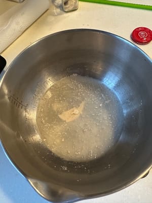 สำหรับการทำแป้งธรรมดา ให้ใส่ยีสต์ น้ำตาล และน้ำก่อน จากนั้นตามด้วยแป้ง นวดจนส่วนผสมเข้ากันดี แป้งไม่จำเป็นต้องเนียนมาก