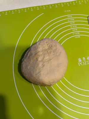 เช่นเดียวกัน ให้ทำแบบเดียวกันกับแป้งสีน้ำตาล พยายามทำให้มีขนาดเท่ากับแป้งสีขาว