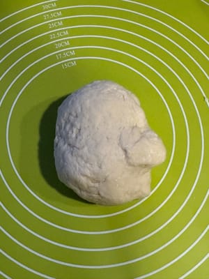 คลึงแป้งสีขาวให้แบนและยาวตามภาพ