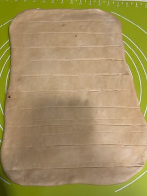 คราวนี้ ให้ตัดแป้งเป็นแถบหนา 3 เซนติเมตร จำนวน 11 แถบ