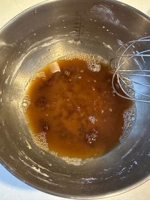 สำหรับแป้งสีน้ำตาล เริ่มจากละลายน้ำตาลทรายแดงในน้ำอุ่น แล้วปล่อยให้เย็นลง