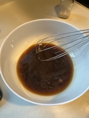 เริ่มต้นด้วยการทำขนมหม่าไล ละลายน้ำตาลทรายแดงในน้ำร้อน จากนั้นเติมน้ำเย็นลงไป