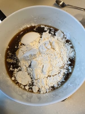 หลังจากนั้น ให้ใส่ยีสต์ แป้งมันสำปะหลัง และแป้งสาลีตามลำดับ