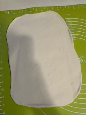 คลึงแป้งสีขาวให้แบนและยาวตามภาพ