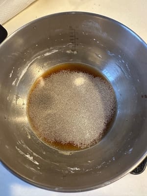 ใส่ยีสต์และแป้งทีหลัง