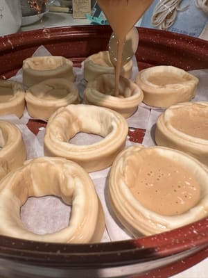 ค่อยๆ เทส่วนผสมขนมหม่าไลลงตรงกลางแป้ง