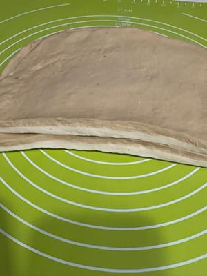 แล้ววางซ้อนกัน คุณสามารถใช้มือยืดแป้งให้สองชั้นมีขนาดเท่ากันได้