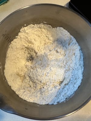 สำหรับการทำแป้งธรรมดา ให้ใส่ยีสต์ น้ำตาล และน้ำก่อน จากนั้นตามด้วยแป้ง นวดจนส่วนผสมเข้ากันดี แป้งไม่จำเป็นต้องเนียนมาก