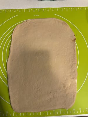 คลึงแป้งให้เป็นแผ่นเรียบเสมอกัน