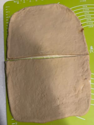 หั่นแป้งออกเป็นสองส่วนเท่าๆ กัน