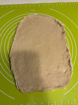 วางแป้งสีน้ำตาลลงบนแป้งสีขาว แล้วเย็บขอบเข้าด้วยกัน