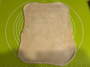 คลึงแป้งให้มีความยาวประมาณ 33 เซนติเมตร