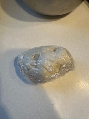 ห่อแป้งด้วยฟิล์มถนอมอาหารแล้วพักไว้